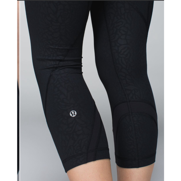 Women's Lululemon Inspire Crop II Petal Camo Embossed Black Capris Size 8 - Picture 7 of 10